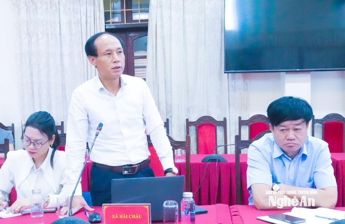 Bí thư Đảng ủy, Chủ tịch HĐND xã Hải Châu Lê Đức Phát nêu một số vấn đề quan tâm từ cơ sở. Ảnh: Mai Hoa
