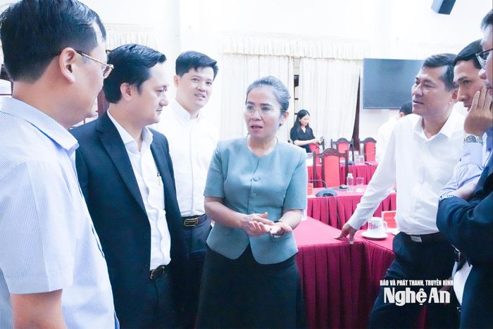 Đồng chí Võ Thị Minh Sinh - Phó Bí thư Tỉnh ủy, Chủ tịch Ủy ban MTTQ Việt Nam tỉnh trao đổi với lãnh đạo UBND tỉnh, các sở, ngành và doanh nghiệp về quan điểm triển khai nền tảng. Ảnh: Mai Hoa