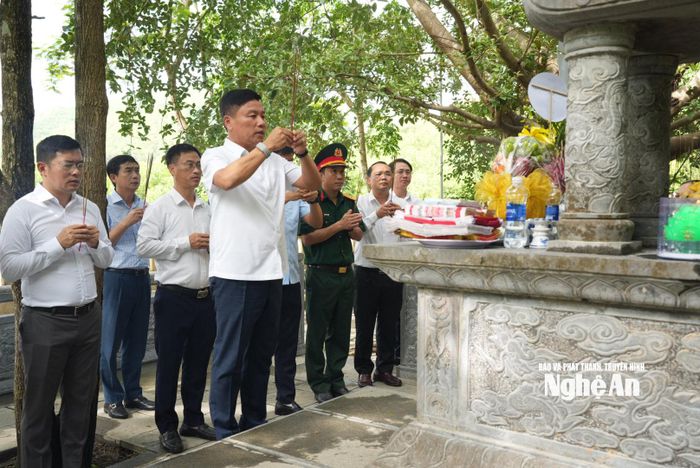 Phó Chủ tịch UBND tỉnh Hoàng Phú Hiền cùng đoàn công tác dâng hương tưởng nhớ các Anh hùng liệt sĩ tại Di tích lịch sử hang Hỏa Tiễn, phường Hoàng Mai. Ảnh: Nguyễn Toàn