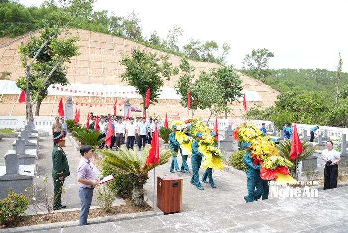 Đoàn công tác dâng hoa tại Nghĩa trang liệt sĩ Đường 7 - Truông Kè, xã Vân Tụ. Ảnh: Nguyễn Toàn