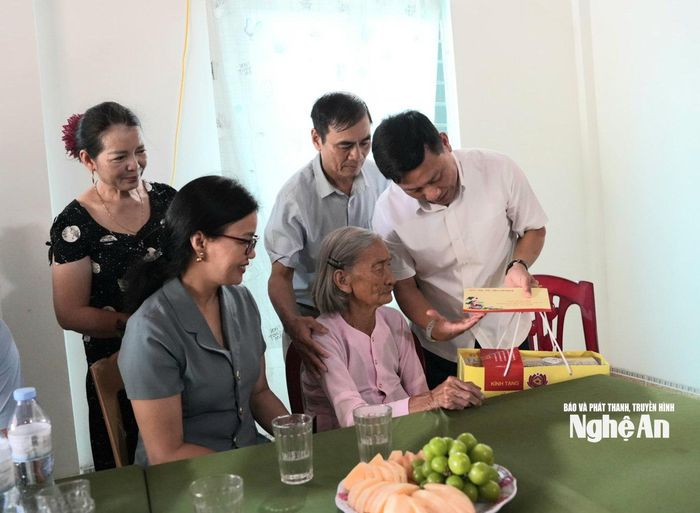 Thay mặt lãnh đạo tỉnh, Phó Chủ tịch UBND tỉnh Hoàng Phú Hiền tặng quà cho mẹ Nguyễn Thị Lĩnh. Ảnh: Nguyễn Toàn