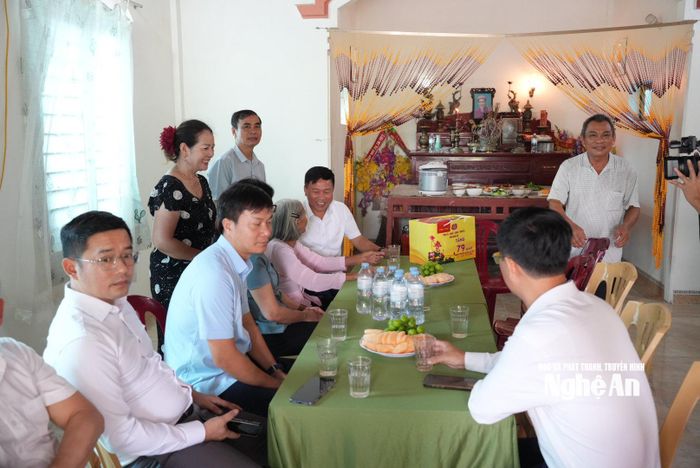 Đoàn công tác thăm Mẹ Việt Nam Anh hùng Nguyễn Thị Lĩnh. Ảnh: Nguyễn Toàn