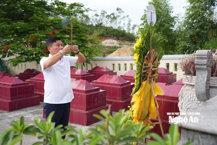 Phó Chủ tịch UBND tỉnh Hoàng Phú Hiền dâng hương tại Nghĩa trang liệt sĩ Đường sắt. Ảnh: Nguyễn Toàn