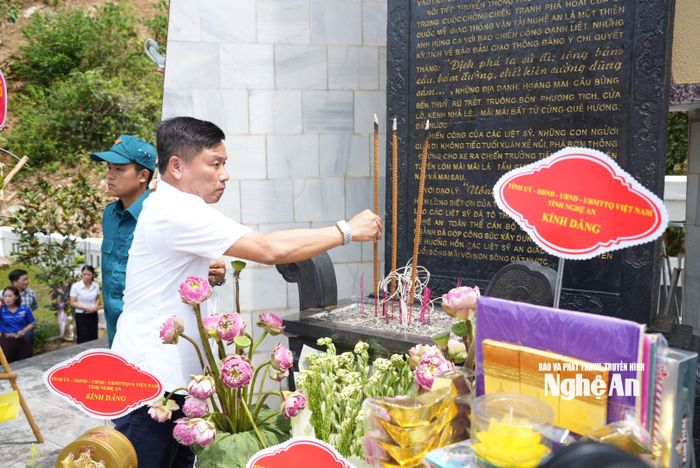 Phó Chủ tịch UBND tỉnh Hoàng Phú Hiền dâng hương tại Nghĩa trang liệt sĩ Đường 7 - Truông Kè. Ảnh: Nguyễn Toàn