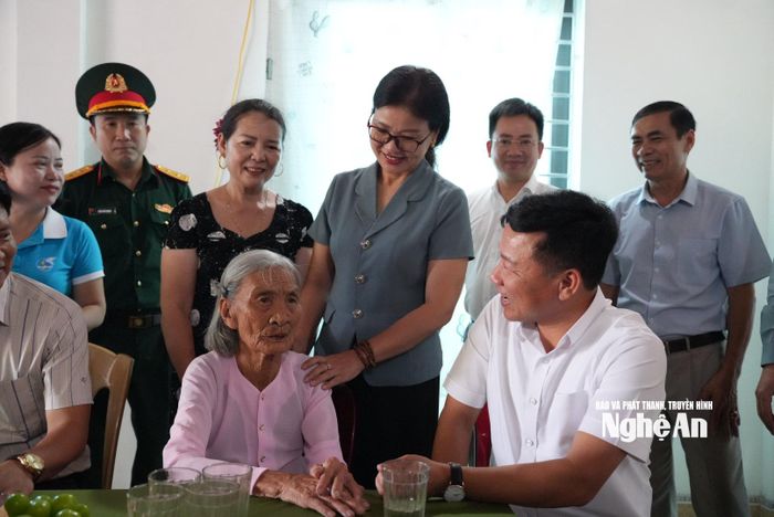 Phó Chủ tịch UBND tỉnh Hoàng Phú Hiền chúc mẹ Nguyễn Thị Lĩnh có nhiều sức khỏe để an hưởng tuổi già cùng con cháu. Ảnh: Nguyễn Toàn