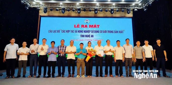 Lễ ra mắt Câu lạc bộ “Các HTX Nông nghiệp sử dụng cơ giới trong sản xuất” tỉnh Nghệ An. Ảnh: Thành Trung