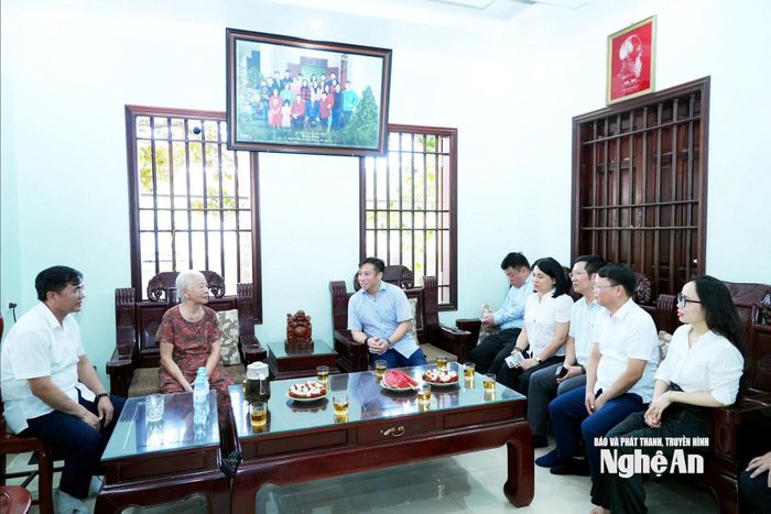 Các đại biểu thăm hỏi thân nhân liệt sĩ Tạ Thị Nhung. Ảnh: TL