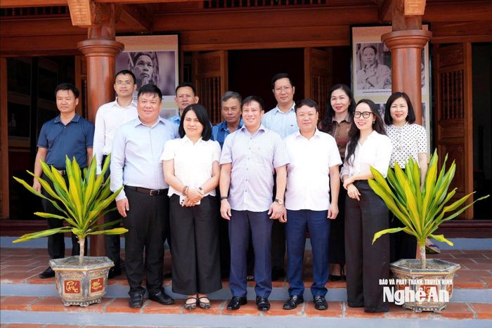 Các đại biểu chụp ảnh lưu niệm. Ảnh: TL