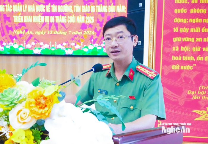 Phó Giám đốc Công an tỉnh Trần Ngọc Tuấn báo cáo kết quả thực hiện phong trào thi đua "Toàn dân bảo vệ an ninh Tổ quốc" thời gian qua trên địa bàn tỉnh. Ảnh: Mai Hoa