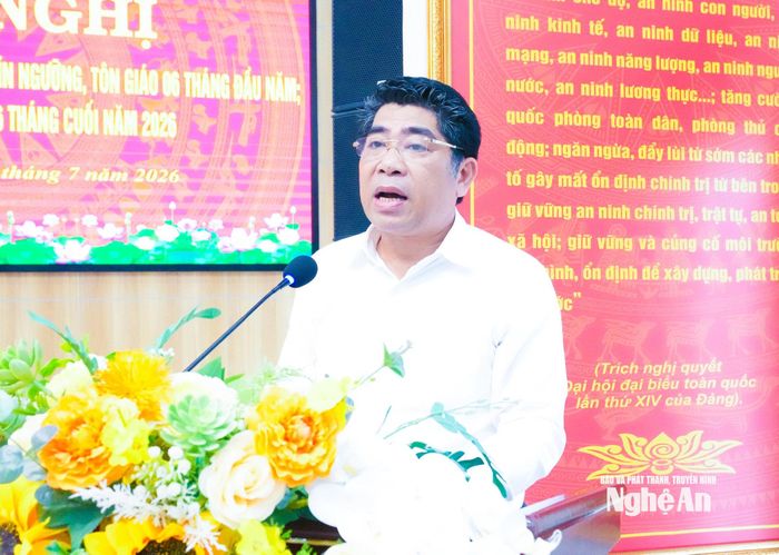 Giám đốc Sở Dân tộc và Tôn giáo báo cáo công tác quản lý Nhà nước về tín ngưỡng, tôn giáo 6 tháng đầu năm 2026. Ảnh: Mai Hoa
