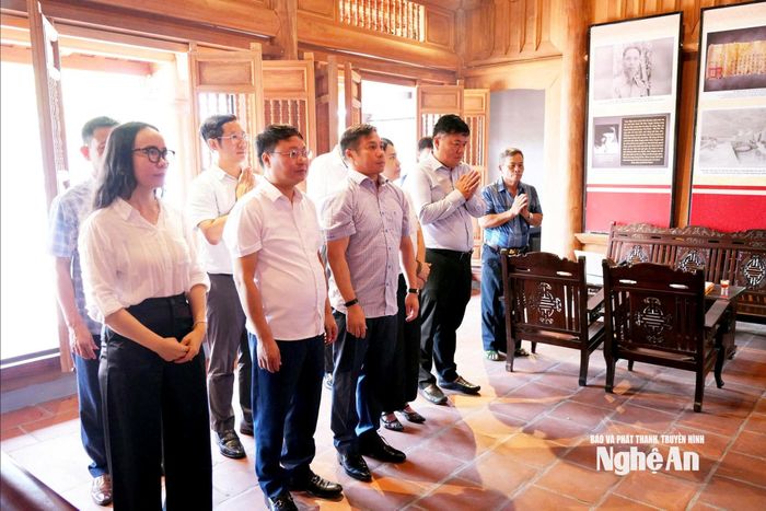 Đoàn đại biểu tưởng niệm đồng chí Hồ Tùng Mậu. Ảnh: TL