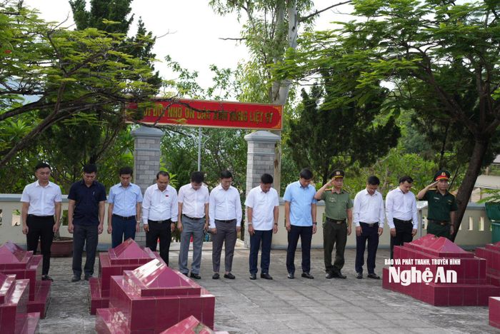 Đoàn công tác thành kính tưởng niệm các Anh hùng liệt sĩ tại Nghĩa trang liệt sĩ Đường sắt, phường Hoàng Mai. Ảnh: Nguyễn Toàn