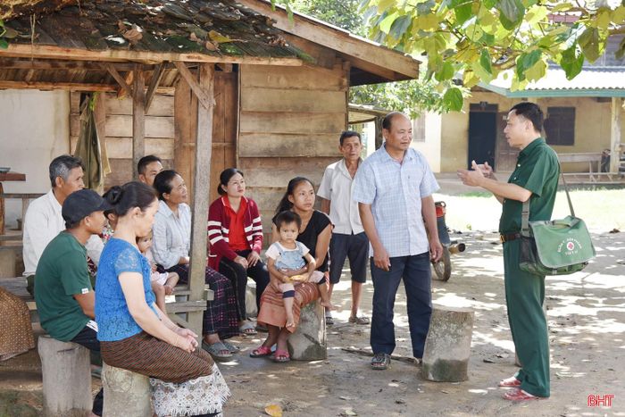 Quân y hướng dẫn người dân biên giới sinh hoạt sạch sẽ, ăn uống cẩn trọng, đề phòng các loại dịch khi chuyển mùa.