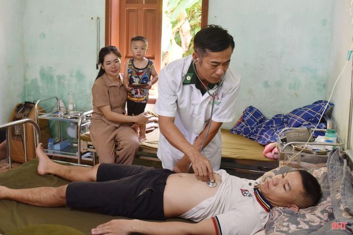 Hiện nay, mỗi ngày, các quân y ở Trạm xá Quân dân y kết hợp bản Thoọng Pẹ khám, chữa bệnh và tư vấn sức khỏe, cấp phát thuốc miễn phí cho 10 - 15 lượt người bệnh.