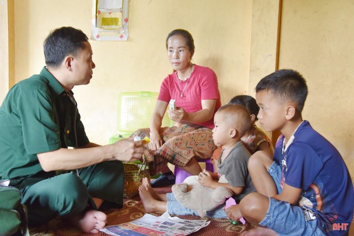 Quân y xuống tận nhà hướng dẫn người dân cách bảo vệ sức khỏe và tự chữa trị một số bệnh thông thường.