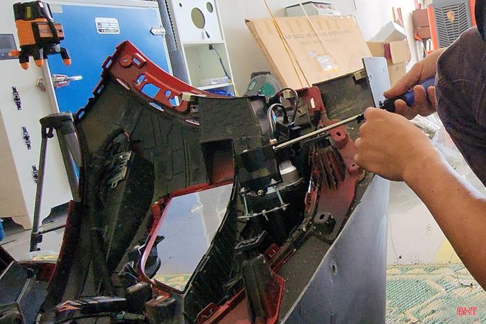 Một chiếc xe điện đang được lắp thêm hệ thống đèn và các thiết bị phụ trợ tại một cơ sở độ xe ở Hà Tĩnh.
