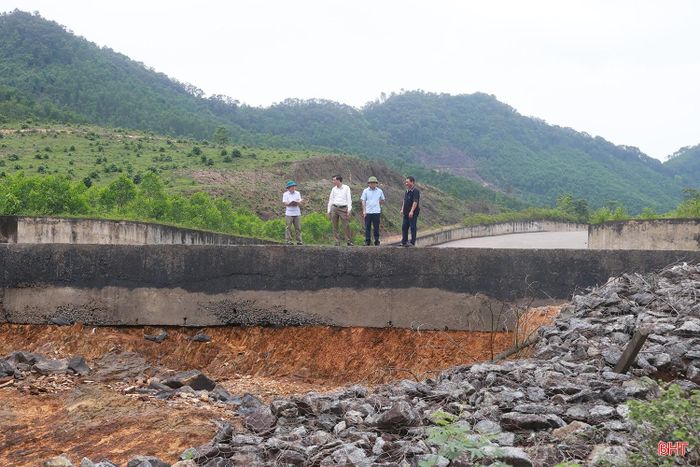 Giữ vai trò cấp nước và điều tiết lũ cho hàng nghìn hộ dân nhưng hồ Khe Giao (xã Toàn Lưu) đang đối mặt nguy cơ mất an toàn khi tràn xả lũ bị xói lở nghiêm trọng, nhiều vị trí sạt, sập. Nếu không được sửa chữa kịp thời, mưa lớn kéo dài có thể làm tình trạng xói lở nghiêm trọng hơn, đe dọa cuộc sống người dân khu vực hạ du gồm các xã Thạch Xuân, Thạch Hà, Toàn Lưu và phường Hà Huy Tập.