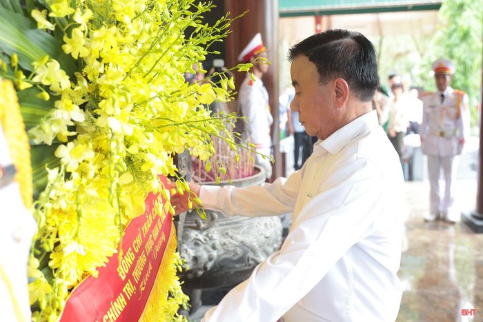 Đồng chí Trần Cẩm Tú thành kính dâng hoa, bày tỏ lòng tri ân sâu sắc đối với các anh hùng liệt sĩ tại Ngã ba Đồng Lộc.