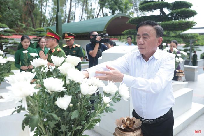 Đồng chí Trần Cẩm Tú dâng hoa, dâng hương, bày tỏ lòng biết ơn vô hạn đối với các thế hệ đi trước.