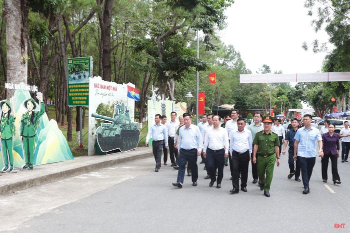 Đồng chí Trần Cẩm Tú và đoàn công tác đến dâng hương tưởng niệm các anh hùng liệt sĩ tại Khu di tích Ngã ba Đồng Lộc.