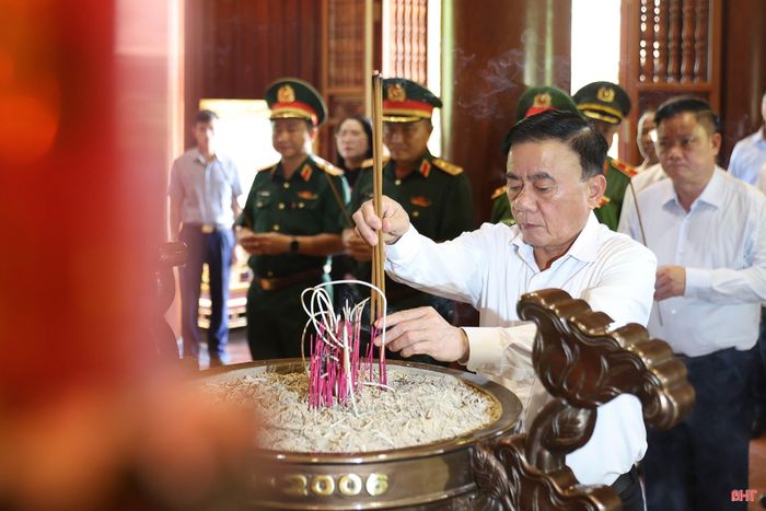 Đồng chí Trần Cẩm Tú - Ủy viên Bộ Chính trị, Thường trực Ban Bí thư dâng hương tưởng niệm Chủ tịch Hồ Chí Minh.