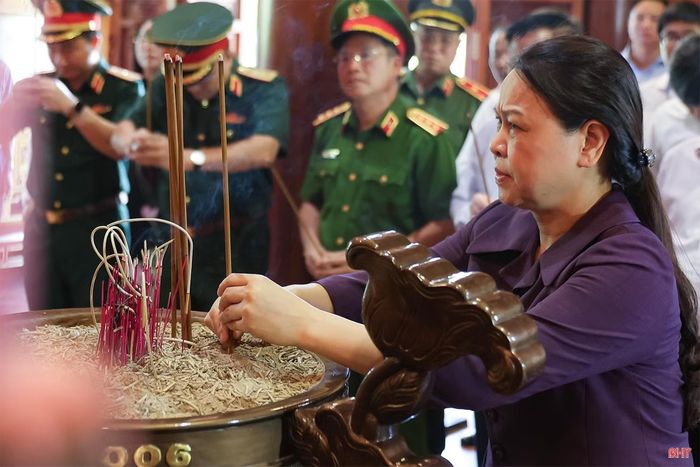  Đồng chí Nguyễn Thị Thu Hà - Phó Chánh Văn phòng Thường trực Văn phòng Trung ương Đảng dâng hương tưởng niệm Chủ tịch Hồ Chí Minh. 