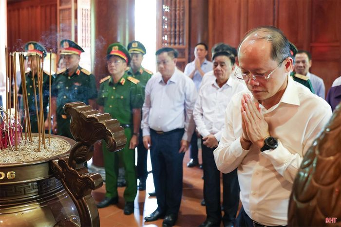 Đồng chí Nguyễn Hồng Lĩnh - Phó Bí thư Thường trực Tỉnh ủy, Chủ tịch HĐND tỉnh Hà Tĩnh dâng hương tưởng niệm Chủ tịch Hồ Chí Minh.