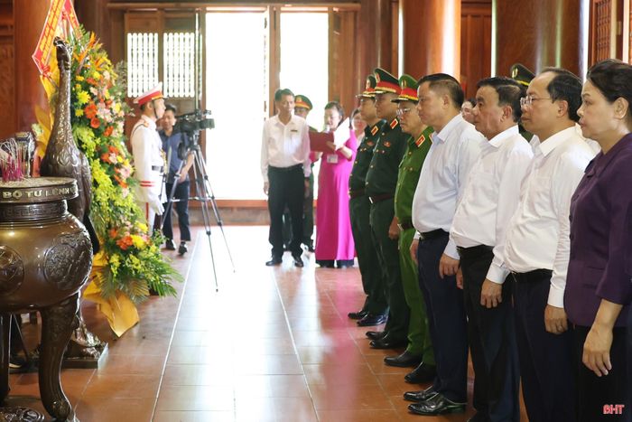 Đồng chí Trần Cẩm Tú - Ủy viên Bộ Chính trị, Thường trực Ban Bí thư cùng đoàn dâng hương tưởng niệm trước bàn thờ Chủ tịch Hồ Chí Minh.
