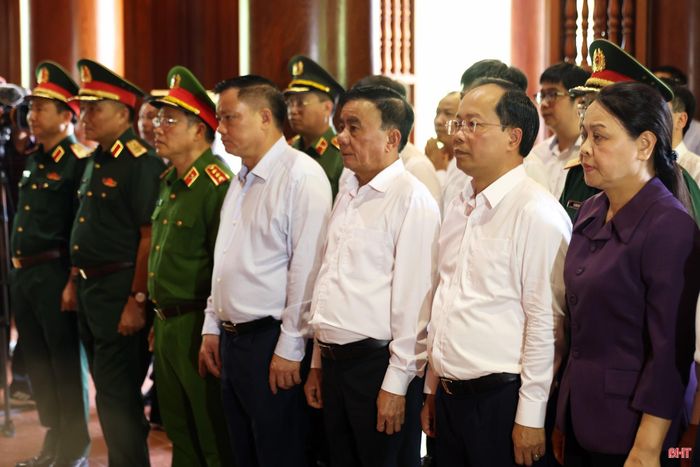 Đồng chí Trần Cẩm Tú và đoàn công tác bày tỏ lòng biết ơn vô hạn, sự kính trọng sâu sắc đối với Chủ tịch Hồ Chí Minh - lãnh tụ vĩ đại của Đảng và Nhân dân ta, Anh hùng giải phóng dân tộc.