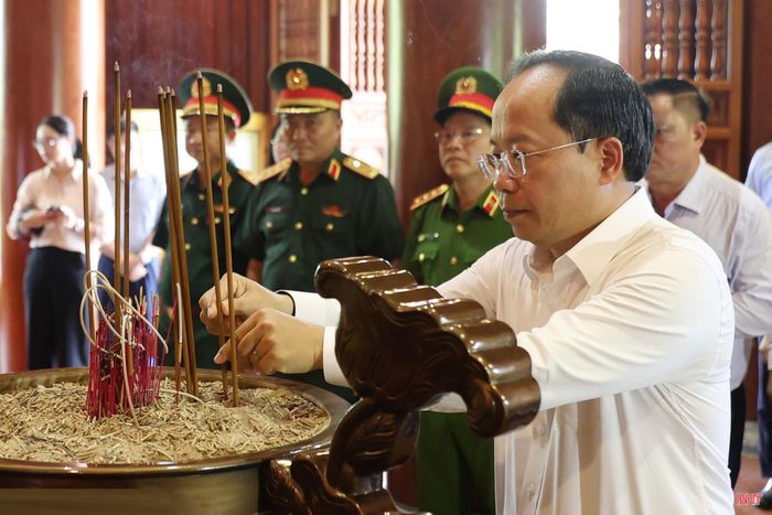 Đồng chí Nguyễn Duy Lâm - Ủy viên Ban Chấp hành Trung ương Đảng, Bí thư Tỉnh ủy, Trưởng đoàn ĐBQH tỉnh Hà Tĩnh dâng hương tưởng niệm Chủ tịch Hồ Chí Minh.