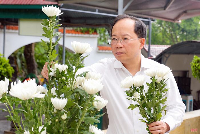 Bí thư Tỉnh ủy Hà Tĩnh Nguyễn Duy Lâm dâng hoa tại các phần mộ liệt sĩ.