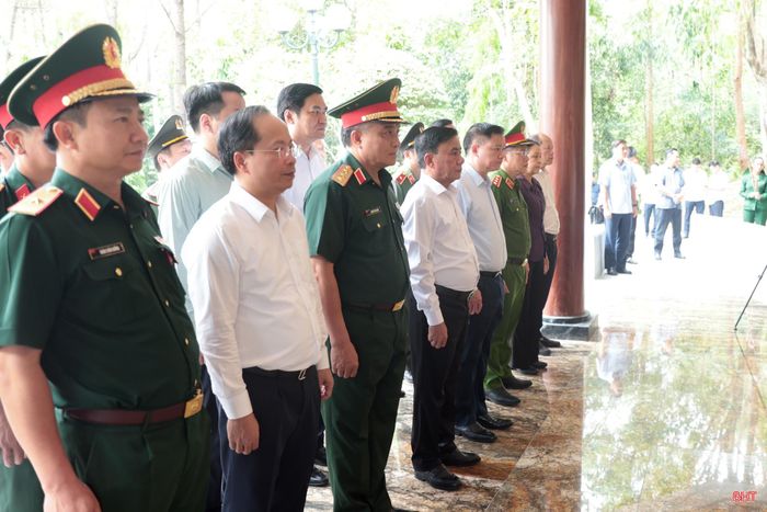 Đồng chí Trần Cẩm Tú và đoàn công tác dâng hương tại Nhà bia tưởng niệm các liệt sĩ thanh niên xung phong toàn quốc.