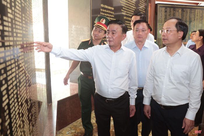 Đồng chí Trần Cẩm Tú và đoàn công tác tham quan Nhà bia tưởng niệm các liệt sĩ thanh niên xung phong.