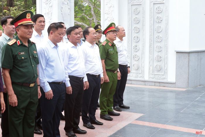 Đồng chí Trần Cẩm Tú và đoàn công tác dâng hương, dâng hoa tại Khu mộ 10 nữ anh hùng liệt sĩ thanh niên xung phong ở Ngã ba Đồng Lộc.