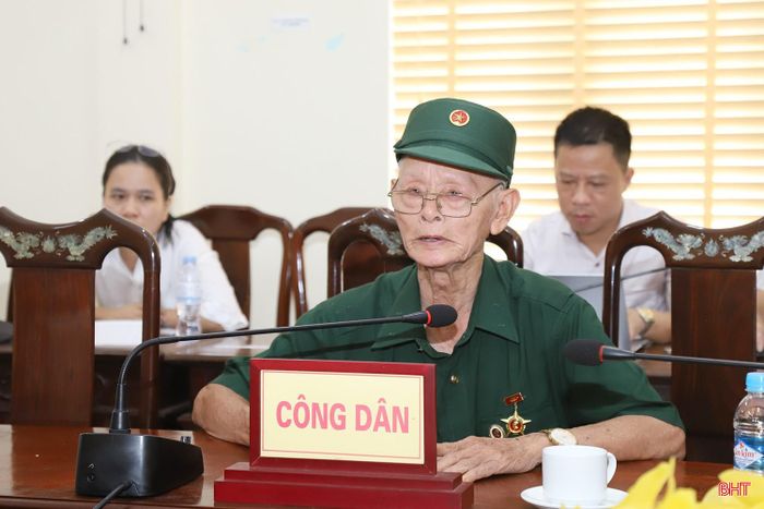 Công dân Nguyễn Minh Đức (TDP 5 phường Thành Sen) trình bày kiến nghị tại phiên tiếp.