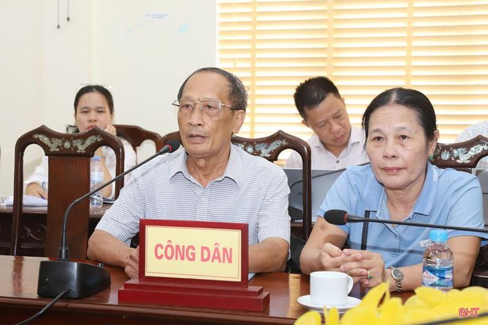 Công dân Nguyễn Trí Phúc (thôn Bình Sơn, xã Hương Khê) trình bày nội dung kiến nghị tại phiên tiếp.