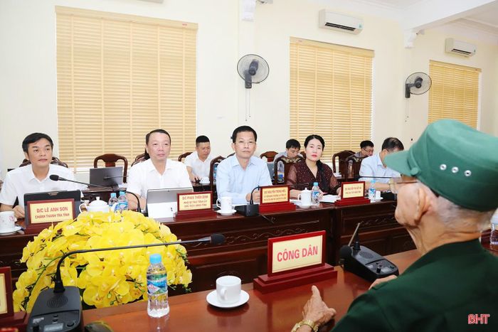 Các đồng chí lãnh đạo tỉnh tham dự phiên tiếp công dân.