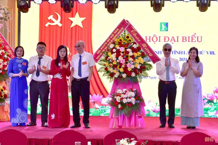  Lãnh đạo Hội Người mù Việt Nam... 