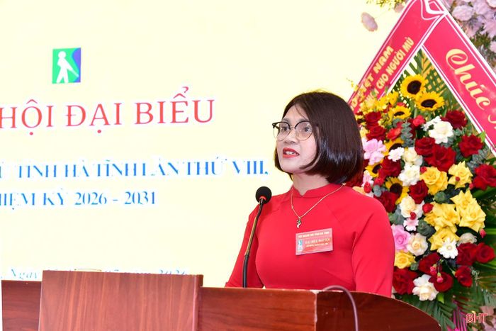  Hội viên Đào Thị Xuân – Hội Người mù cụm xã Hương Sơn trình bày tham luận tại đại hội. 