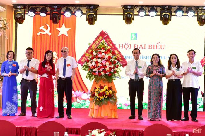  ...và lãnh đạo tỉnh tặng hoa chúc mừng Đại hội đại biểu Hội Người mù tỉnh Hà Tĩnh lần thứ VIII, nhiệm kỳ 2026 - 2031. 