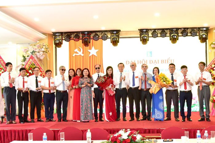  Lãnh đạo Hội Người mù Việt Nam và lãnh đạo tỉnh tặng hoa chúc mừng Ban Chấp hành Hội Người mù tỉnh Hà Tĩnh nhiệm kỳ 2026 - 2031. 