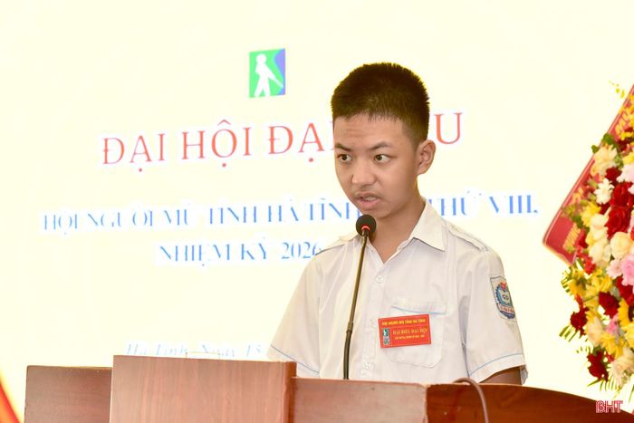  Hội viên Trần Bảo Long (học sinh Trường THCS Lê Văn Thiêm, xã Đức Thịnh) - Hội Người mù cụm xã Đức Thọ trình bày tham luận tại đại hội. 