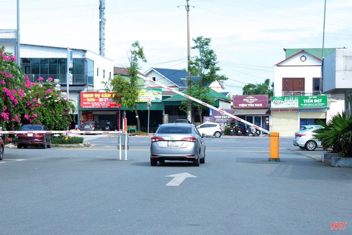Bến xe Hà Tĩnh là một trong hai đơn vị đang triển khai các bước để thực hiện thu phí giữ xe không sử dụng tiền mặt.