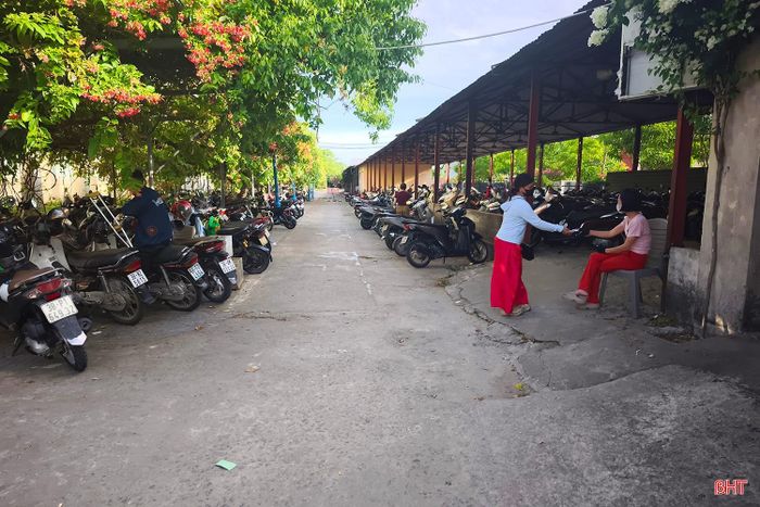 Hiện nay, việc thu phí tại các bãi giữ xe trên địa bàn Hà Tĩnh vẫn đang sử dụng tiền mặt.