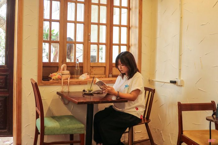  Xu hướng đến quán cà phê một mình đang dần trở thành lựa chọn của nhiều bạn trẻ. Chia sẻ về sự thay đổi này, bạn Đặng Khánh Huyền (phường Thành Sen) cho hay: "Ở các thành phố lớn, mô hình quán cà phê đề cao sự yên tĩnh đã xuất hiện từ khá lâu. Gần đây, Hà Tĩnh cũng có nhiều quán phát triển theo xu hướng này với cà phê là sản phẩm chủ đạo, cách pha chế hiện đại, không gian tối giản và âm nhạc nhẹ nhàng, tạo cảm giác thư giãn cho khách". 