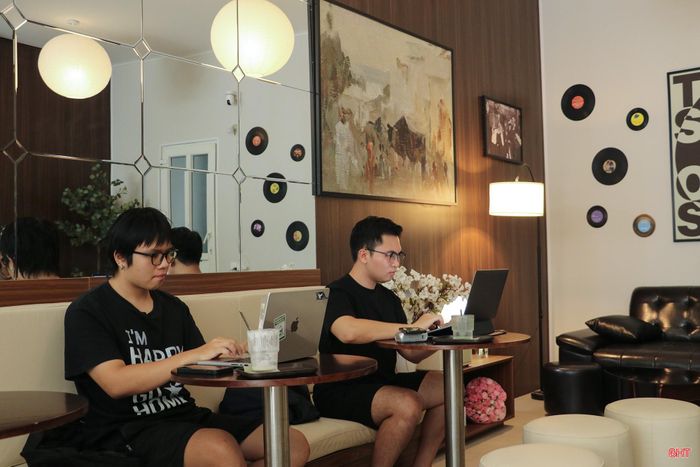 Anh Trần Đoàn Nguyên Khánh - người bên phải (phường Thành Sen) chia sẻ: "Thay vì chỉ tìm đến quán cà phê để thưởng thức đồ uống, tôi ưu tiên những địa điểm có không gian yên tĩnh, wifi ổn định, đầy đủ tiện nghi để làm việc. Khi có một không gian phù hợp, tôi cảm thấy thoải mái hơn, có thêm cảm hứng sáng tạo và duy trì sự tập trung cho công việc”.