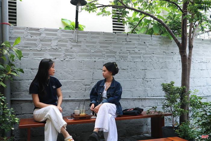 Xu hướng tối giản đang được nhiều quán cà phê tại lựa chọn, với không gian thoáng, bài trí đơn giản và gần gũi thiên nhiên.