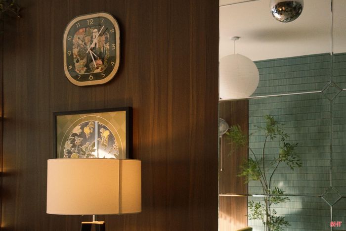 Những gam màu ấm, nguồn sáng tự nhiên và các chi tiết nội thất gợi nhớ phong cách retro đang dần định hình diện mạo mới cho nhiều quán cà phê ở Hà Tĩnh.