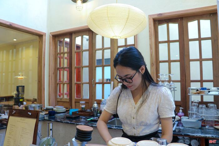Không nằm trên những tuyến phố sầm uất, quán cà phê của chị Trần Thị Hoài Thương lại ở trong một con ngõ trên đường Xuân Diệu (phường Thành Sen). “Việc chọn mặt bằng trong ngõ là chủ ý để tạo ra một trải nghiệm khác biệt trong bối cảnh nhiều bạn trẻ ngày càng tìm kiếm những điểm đến có sự riêng tư và thư thái. Bên cạnh đó, chúng tôi muốn khách hàng cảm nhận được sự thoải mái khi ở lại quán, vì vậy, thời gian tới, sẽ bổ sung thêm một số quy định nhỏ để duy trì không gian đặc trưng của quán” - chị Thương cho biết.