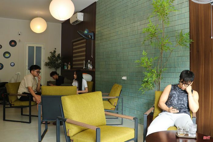 Cùng hướng đến trải nghiệm riêng biệt, một quán cà phê trong ngõ trên đường Trần Thị Hường (phường Thành Sen) lựa chọn phong cách tối giản, giống nhiều mô hình cà phê tại nhiều đô thị lớn. Anh Nguyễn Duy Minh - chủ quán cà phê cho biết: “Một quán cà phê hiện nay không chỉ cạnh tranh bằng đồ uống mà còn bằng không gian và trải nghiệm của khách hàng. Vì vậy, tôi chú trọng thiết kế theo hướng thoải mái, riêng tư, phù hợp với nhóm khách trẻ từ 18 đến 35 tuổi”.